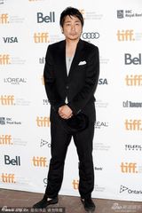 组图：《R100》首映 渡部笃郎潮范十足