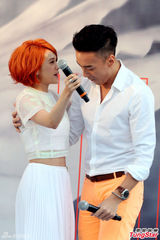 组图：杨丞琳签唱水淹歌迷 兄弟郑元畅送被同眠