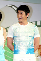 幻灯图：陆毅鲍蕾为儿童店揭幕 情侣装甜蜜恩爱