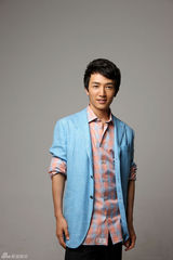 幻灯图：型男许诺登《新娘》杂志 演绎完美新郎