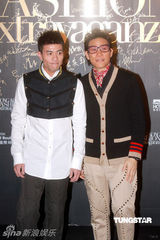 幻灯图：梁咏琪红色深V领礼服裙亮相秀场 艳光四射