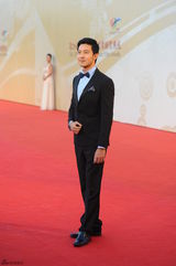 组图：立威廉帅气现身红毯笑容迷人