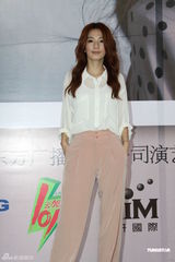 高清组图：田馥甄上海签售 和粉丝亲昵合影无架子