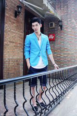 组图：刘芮麟街拍蓝色休闲外套搭短裤