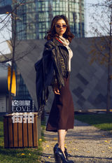 明星爱街拍：蒋欣冬日信步而行 暖阳下幸福洋溢