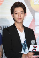 组图：CNBLUE李正信帅气赴台 玩快闪歌迷失望