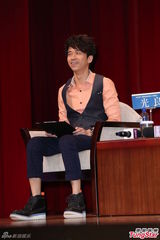 组图：光良曝曾在坟墓过夜 43岁生日空姐送唇印