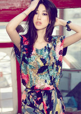 组图：朱珠拍清新写真集 清新简约大方