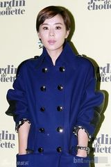 组图：韩星具荷拉蔡贞安等女星盛装出席服装秀