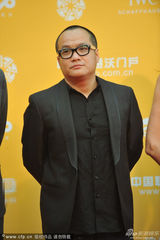 组图：评委宁浩现身 黑色西装戴眼镜显儒雅