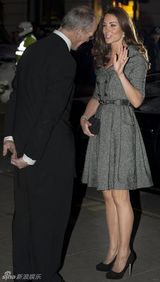 组图：凯特王妃亮相画展双排扣连衣裙落落大方