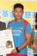 组图：杨千嬅不介意与旧爱拍亲热戏 称老公会支持