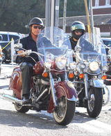 组图：施瓦辛格墨镜皮裤骑摩托酷劲十足变回终结者