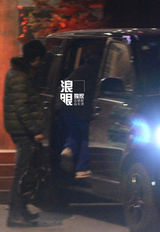 组图：黄海波与友吃烤肉 出门握手道别