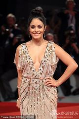 组图：《春假》首映 比伯女友与女伴比拼豪乳