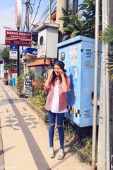 组图：王智曝旅行生活照 漫步异国街头笑脸灿烂