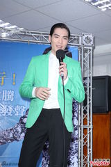 组图：萧敬腾亮相任招募大使 绿色小西装抢镜