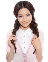 组图：叶熙祺纯美造型曝光 扎麻花辫宛若邻家少女