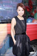 幻灯图：邓丽欣街头宣传新碟 愿崔建邦打女友是误会