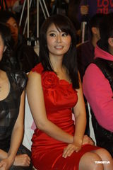 组图：林心如红裙娇艳亮相 不慎露底大泄春光