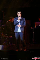 组图：李宗盛桃红衬衫开唱 称林忆莲唱得更好