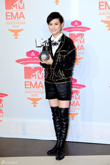 组图：李宇春击败EXO比伯获EMA全球最佳艺人