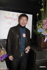 组图：陈奕迅助阵餐厅开幕自曝化身快递讨好老婆