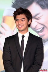 组图：陈柏霖迈入三十大关 代言生啤不惧啤酒肚