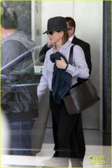 组图：安妮斯顿中性装扮帅气 做美容大秀鸽子蛋