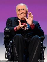 组图：威尼斯影展开幕现场 各单元评委登台致谢