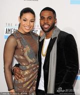 组图：斯帕克斯网眼礼服性感 杰森德鲁罗送香吻