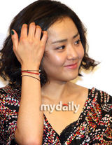 幻灯图：文根英严基俊出席《Closer》新闻发布会