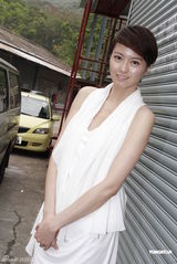 组图：梁咏琪白衣代言护肤品 欲做生意当老板