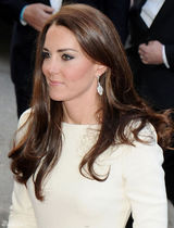 高清图：英国王妃凯特白色高开衩长裙端庄迷人