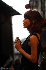 组图：邓家佳台湾写真 再现神隐少女穿梭童话世界