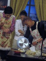 幻灯图：聂远碎花女仆装 “公开”炒饭伺候老婆