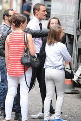 组图：电影《顾问》片场 法斯宾德西装耍帅