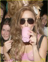 组图：Lady Gaga透明粉红bra出行 粉丝献吻