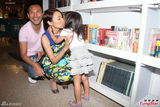 组图：林文龙郭可盈携女义卖 暂无意再生宝宝