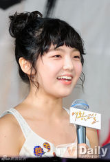 组图：高贤贞宣传《女王的教室》怪异服装抢眼