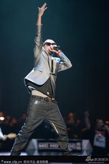 组图：张震岳热狗献唱金曲奖 嗨爆全场