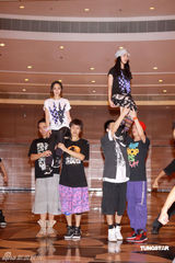 幻灯图集：Twins为个唱彩排 陈伟霆容祖儿探望加油