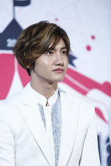 独家：东方神起出道十年开唱 白衣帅气兄弟情深