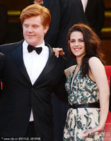 组图：暮光女戛纳走秀罩杯小难撑深V