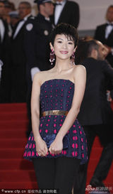 组图：章子怡亮相戛纳红毯 短发造型清爽干练