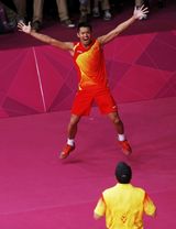 组图：林丹时尚写真秀壮硕肌肉霸气外露