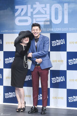 独家高清：刘亚仁牵手金海淑宣传新片《强哲》