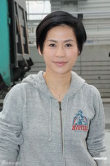 组图：宣萱新片《飞虎》英姿飒爽 片场惊险飞车