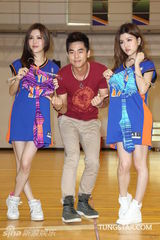 组图：By2欢度20岁生日 柯有伦现身送比基尼