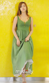 组图：韩星具智成写真集发布会 披肩长发明艳动人